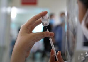 Thời gian theo dõi sau tiêm vắc xin Covid-19 là 30 ngày	 /// Ảnh: ĐẬU TIẾN ĐẠT