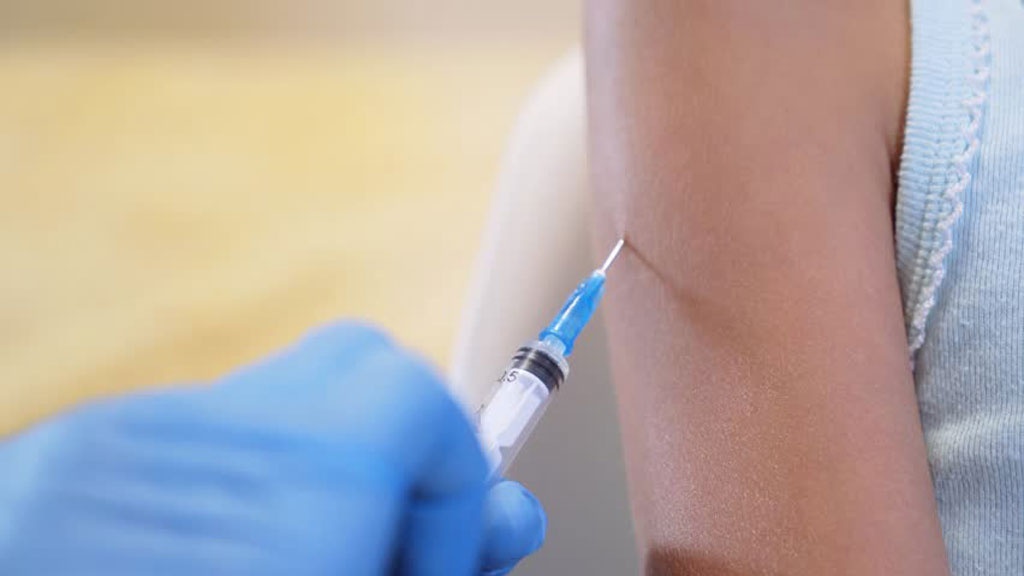 Nên lưu ý về chế độ ăn uống trước và sau khi tiêm vắc xin để bồi bổ cơ thể mình tốt nhất /// Shutterstock