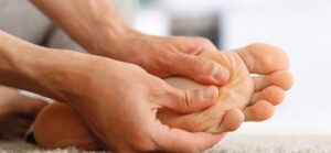 4 cảm giác đau của tổn thương thần kinh là đau buốt, đau nhói như dao đâm, đau dai dẳng hoặc bỏng rát  /// Ảnh minh họa: Shutterstock