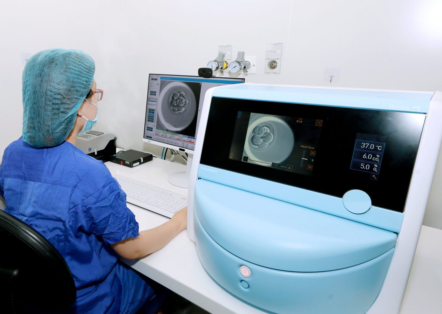 Chuyên viên phôi học thao tác trên hệ thống nuôi cấy và theo dõi phôi tự động Timelapse/// Ảnh: Nguyễn Minh