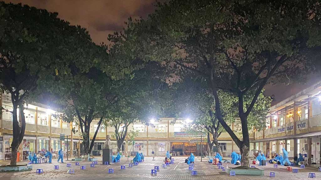 Lực lượng y tế làm việc xuyên đêm tại khu cách ly tập trung ở TP.Thủ Đức (TP.HCM), ảnh chụp ngày 17.7 /// T.T.T