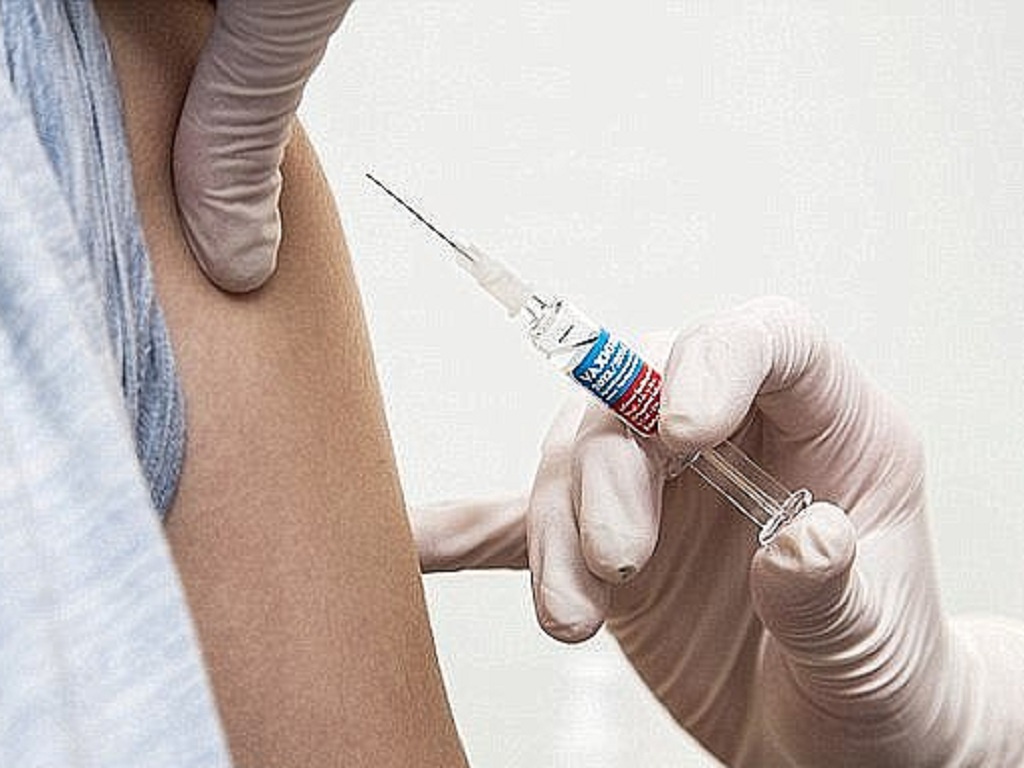 3-vaccine-shutterstock_fzfq Người đã khỏi Covid-19 dù có kháng thể nhưng vẫn cần được tiêm vắc xin /// SHUTTERSTOCK