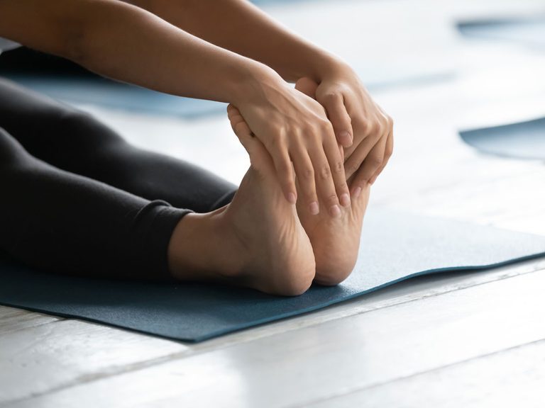 back-stretches-7_lpgq Những gì bạn làm ngay sau khi tập luyện cũng quan trọng không kém những gì bạn làm trong quá trình tập luyện ///  Ảnh: SHUTTERSTOCK