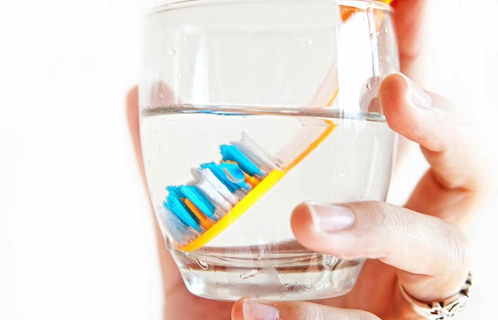 ban-chai_hymc_grnm Ngâm bàn chải trong nước ôxy già 3% hoặc Listerine có thể tiêu diệt đến 85% vi trùng có hại /// Shutterstock