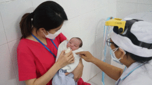 Với trẻ nhỏ mắc Covid-19, cha,mẹ hoặc người chăm sóc được cách ly cùng. /// Ảnh: Khánh Phương