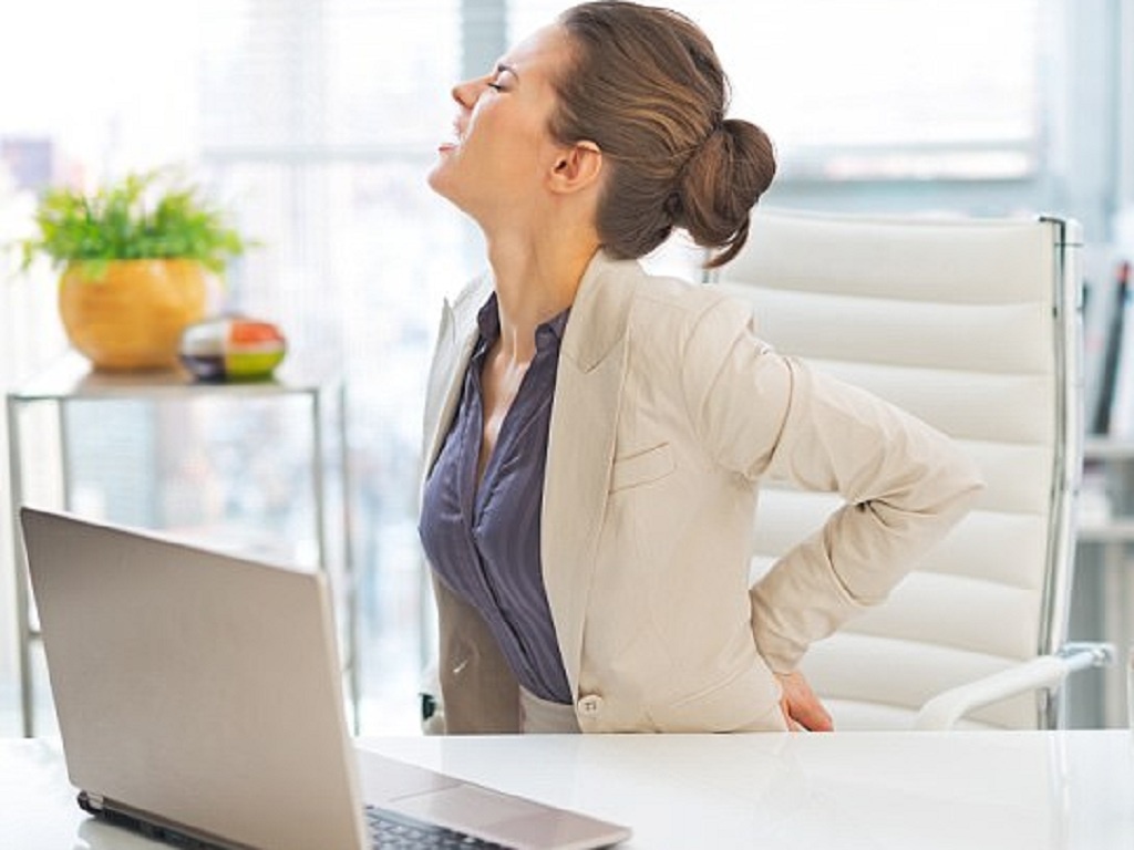 Ngồi liên tục trên bàn làm việc quá lâu rất dễ dẫn đến đau lưng, đau gáy /// Shutterstock