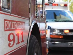 Hãy đến gặp bác sĩ nếu thấy vết tấy đỏ có dạng đường hoặc vệt kiểu như chạy dọc theo tĩnh mạch /// SHUTTERSTOCK