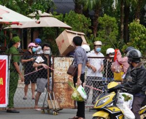 Giao nhận hàng qua shipper hiện rất phổ biến, người nhận hàng cần phải sát khuẩn để tránh nguy cơ lây nhiễm Covid-19 /// Đình Tuyển