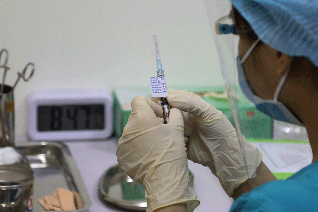 dt-dat-2_ezaf Vắc xin Covid-19 ARCT-154 ứng phó biến chủng mới do công ty VinBioCare sản xuất chính thức được tiêm thử nghiệm sáng nay, 15.8 /// ẢNH ĐẬU TIẾN ĐẠT