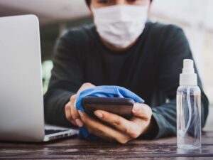 Cần vệ sinh bề mặt các vật dụng thường xuyên chạm vào  /// SHUTTERSTOCK