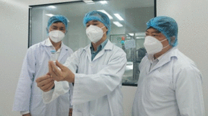 Lãnh đạo và các chuyên gia của Bộ Y tế liên tục có các cuộc đánh giá, họp hội đồng đẩy nhanh tiến độ xem xét cấp phép khẩn cấp vắc xin Nanocovax /// ẢNH ANH VĂN