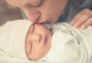 Vì sao người lớn không nên hôn trẻ sơ sinh?