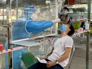 Xét nghiệm PCR là xét nghiệm kỹ thuật cao, có độ tin cậy hơn test nhanh  /// Ảnh Đình Tuyển