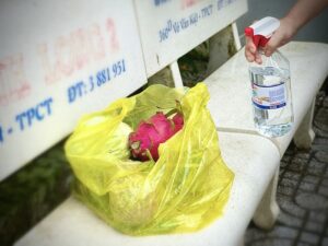 Sau khi nhận hàng từ shipper nên sử dụng dung dịch khử khuẩn như cồn khoảng 70 độ xịt lên bao bì hàng hóa /// Đình Tuyển