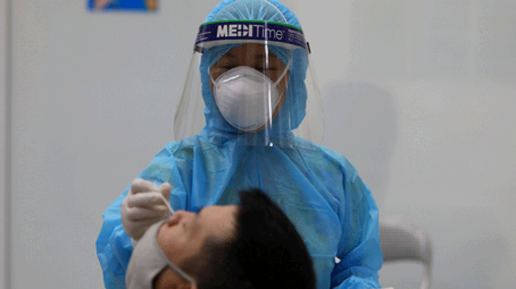 Khử khuẩn găng tay y tế, đảm bảo giãn cách giúp ngăn lây nhiễm chéo khi lấy mẫu xét nghiệm Covid-19 /// ẢNH ĐẬU TIẾN ĐẠT