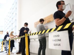 Xếp hàng chờ tiêm vắc xin Covid-19 tại London (Anh), ngày 1.8 /// REUTERS