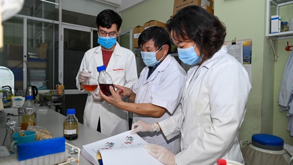 nghiencuuthuoccovid_vxzm Các nhà khoa học Viện Công nghệ Sinh học nghiên cứu thuốc điều trị Covid-19 từ thảo dược Việt Nam  /// ẢNH: VAST