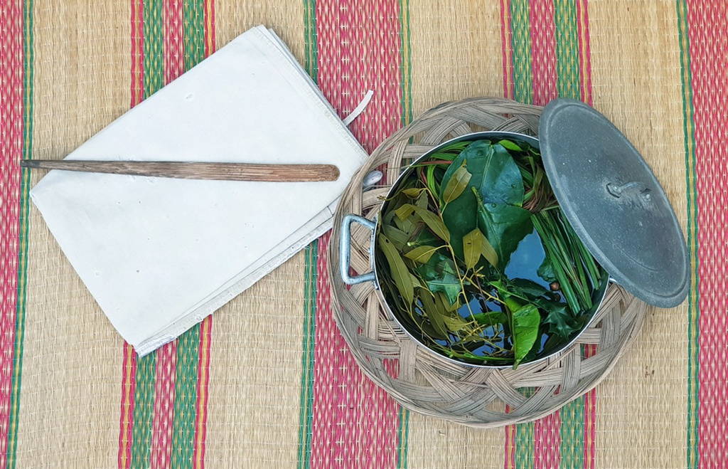 Một nồi nước xông lá giải cảm/// ẢNH: QUÁCH DUY THỊNH