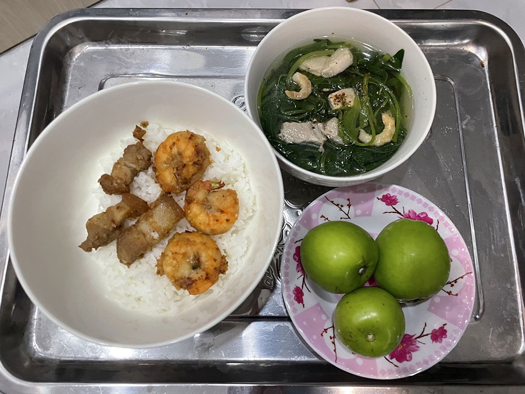 Bữa cơm đơn giản và đủ chất dinh dưỡng của gia đình anh V.T trong thời gian dịch bệnh /// ẢNH: NVCC