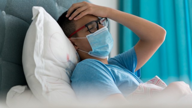teenage-male-patient-sick-ill-hospital-bed-face-mask_iaam Bệnh nhân Covid-91 /// Ảnh minh họa: Shutterstock