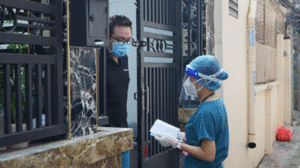 Người dân được cung cấp và hướng dẫn test nhanh tại nhà. Các ca F0 thể nhẹ được cấp thuốc điều trị với sự hỗ trợ của nhân viên y tế  /// ẢNH KHÁNH PHƯƠNG