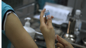 Các trường hợp chưa có thông tin trên hệ thống hoặc thất lạc giấy chứng nhận tiêm vắc xin Covid-19 mũi 1 vẫn được tiêm mũi 2 /// ẢNH ĐẬU TIẾN ĐẠT