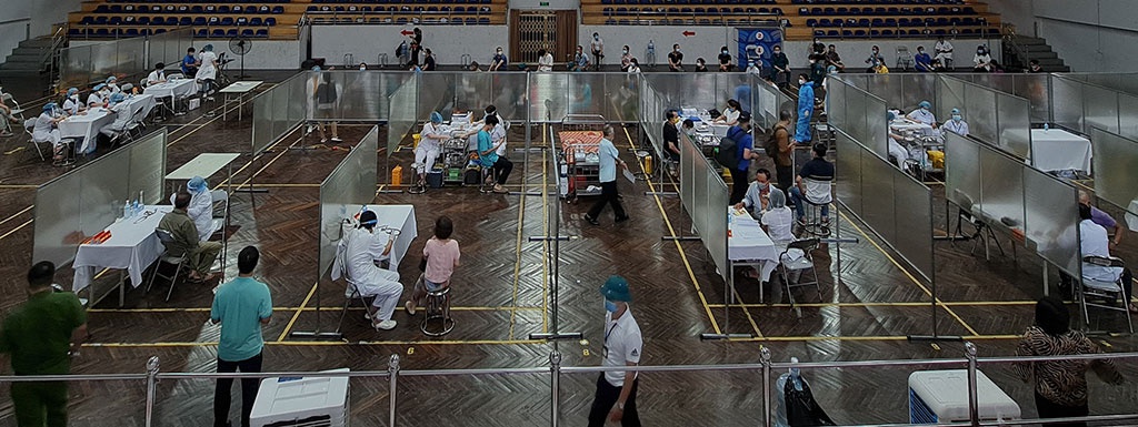 Vắc xin cung cấp sự bảo vệ tốt nhất cho bản thân và cộng đồng. Trong ảnh: Một điểm tiêm vắc xin Covid-19 quy mô lớn tại Hà Nội /// ĐẬU TIẾN ĐẠT