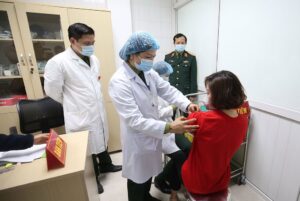 Tiêm thử nghiệm vắc xin Nanocovax giai đoạn 2 tại Học viện Quân y  /// Ảnh: Gia Hân