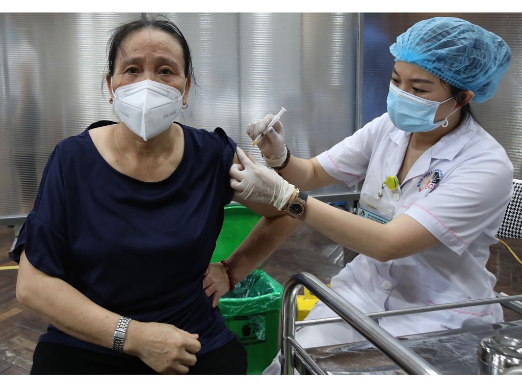 tiem-vac-xin_hkbb Nếu mũi 2 muộn hơn dự kiến, nên tiêm mũi 2 khi có hẹn mà không cần phải tiêm lại từ đầu /// ĐẬU TIẾN ĐẠT