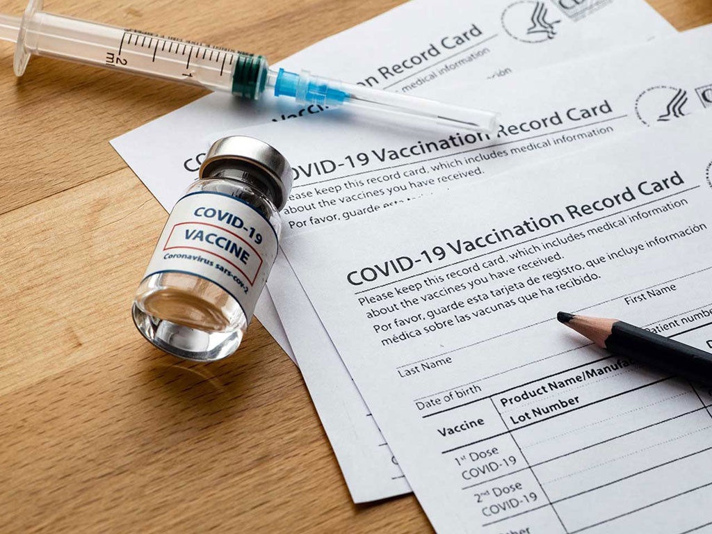 Nhiều người đang thắc mắc liệu các vắc xin có thể giúp chống lại hội chứng “Covid-19 kéo dài”  /// Shutterstock