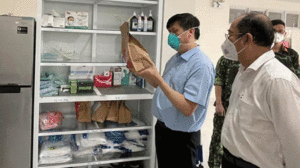 Túi thuốc và gói an sinh được cấp đến tận nhà dân, đến người mắc Covid-19 điều trị tại nhà /// ẢNH KHÁNH PHƯƠNG