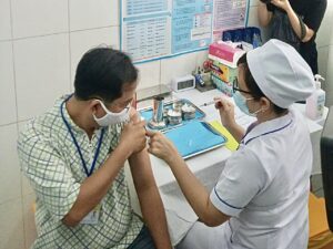 Tiêm vắc xin Nanocovax cho tình nguyện viên ở Long An trong thử nghiệm giai đoạn 3 /// ẢNH: HUY THĂNG