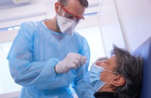 Nhân viên y tế đang tiến hành xét nghiệm PCR /// REUTERS