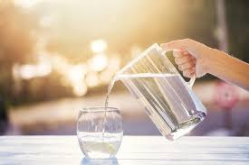 Uống đủ nước mang nhiều lợi ích sức khỏe.